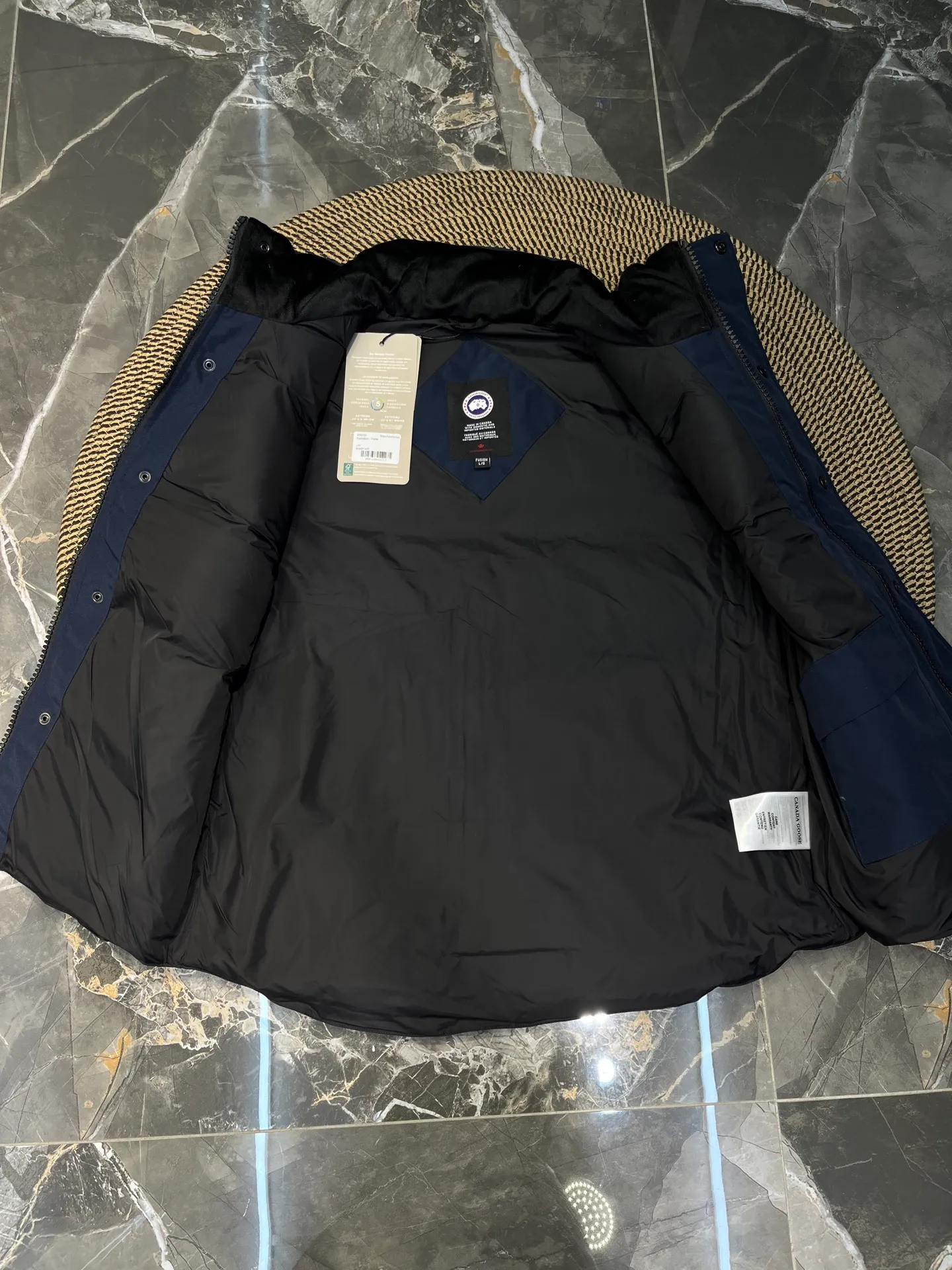 P380 🇨🇦Canada Goose""🇨🇦🌟 Garson down vest has always been recognized as the warmest down jacket. Various Instagram celebrities, Internet celebrities, and celebrities often wear it for street photos. I make Canada Goose every year, but I still can't get rid of my love for it. No matter how cold the days are, there is no need to be afraid, because there is! Filled with 90% white duck down, it is the legendary warmest down jacket and is known as a must-have for Arctic outdoor sports! The most popular down jacket in the world, celebrities are rushing to buy it, it is a must-have!  Size: XS to 2XL